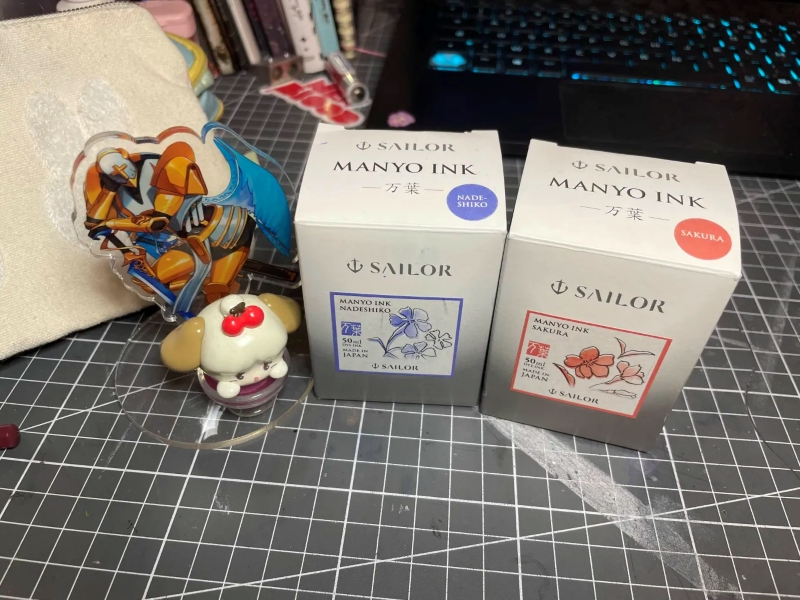 picture of two boxes with colored ink bottles inside